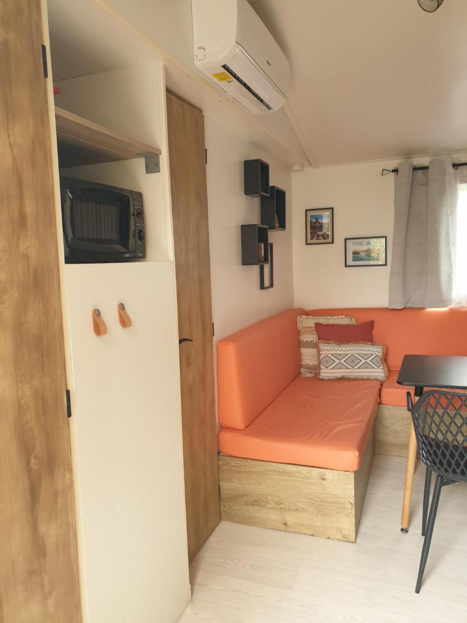 Camping Domaine Des Iscles La Roque-d'Antheron Esterno foto